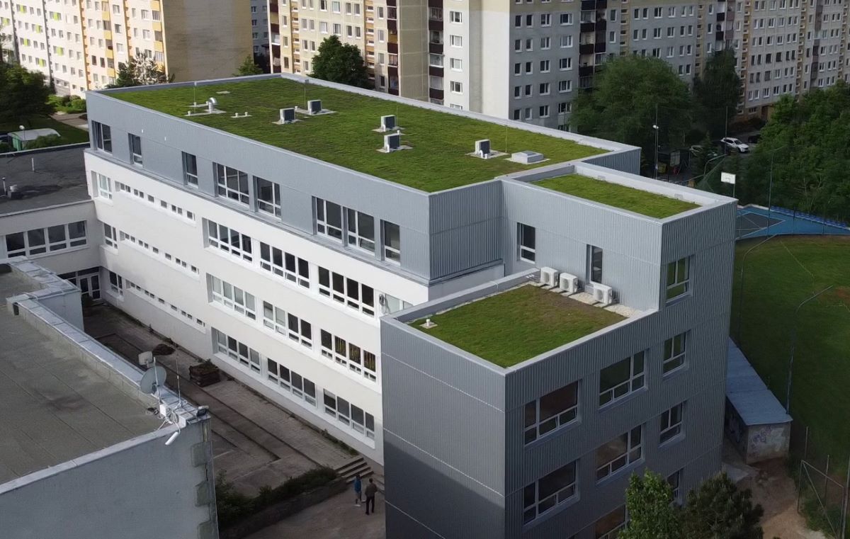 Základná škola v Devínskej Novej Vsi so zelenou strechou,