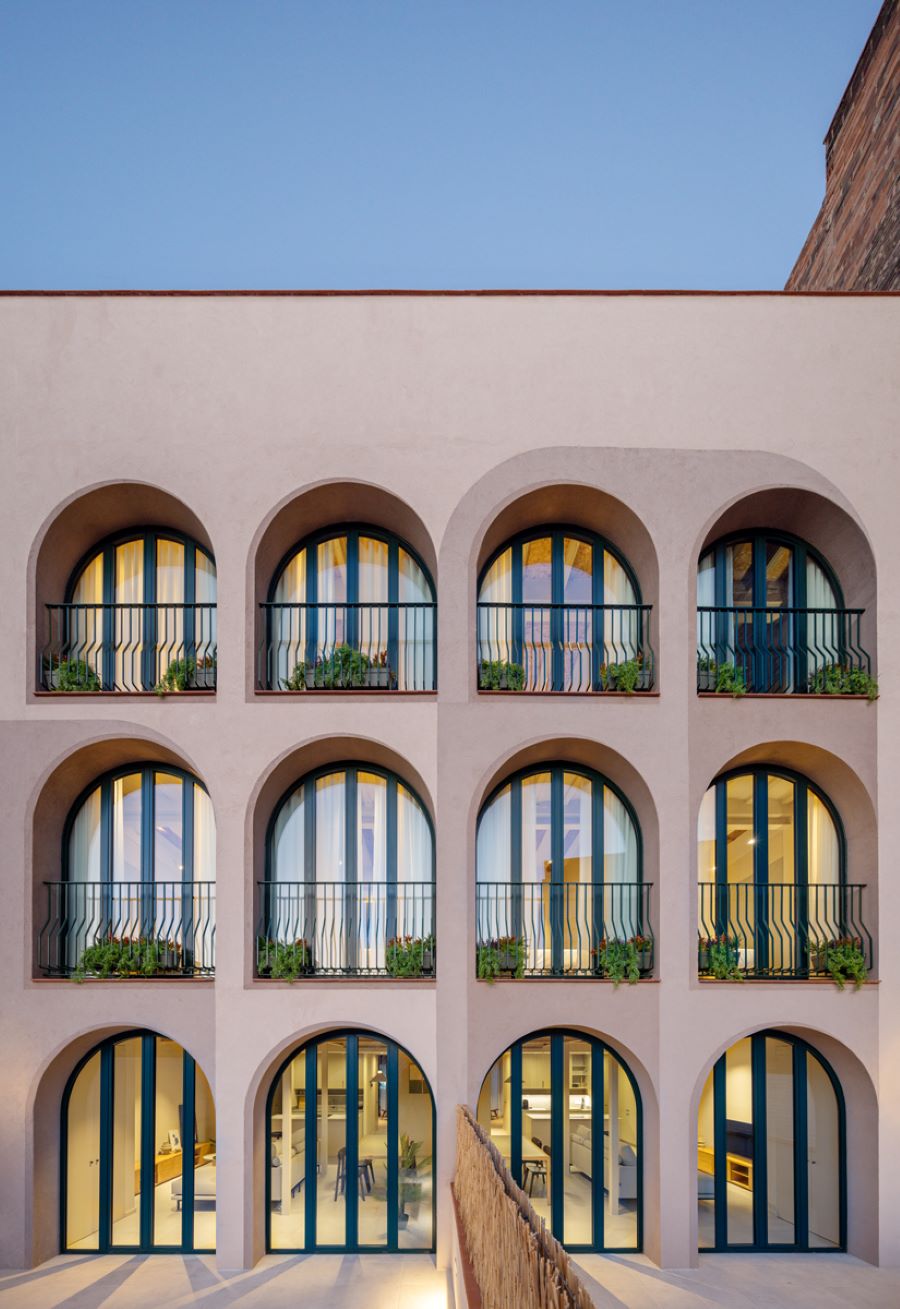 Oblúkové okná sú typickým prvkom španielskej architektúry. Často sú spájané s vplyvom Maurov, ktorí osídľovali krajinu do konca 15. storočia.