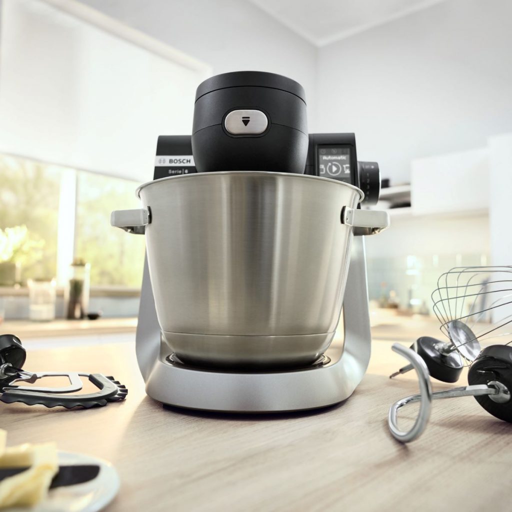 Kuchynský robot Bosch Series 6 v kuchyni.