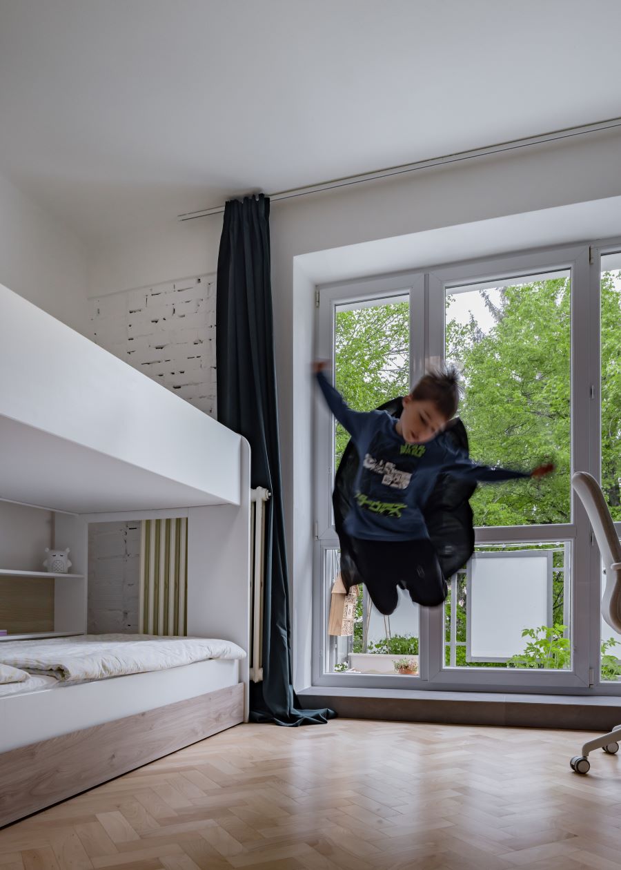 Poschodová posteľ šetrí v detskej izbe priestor, a tak je ho dostatok pre obe deti.