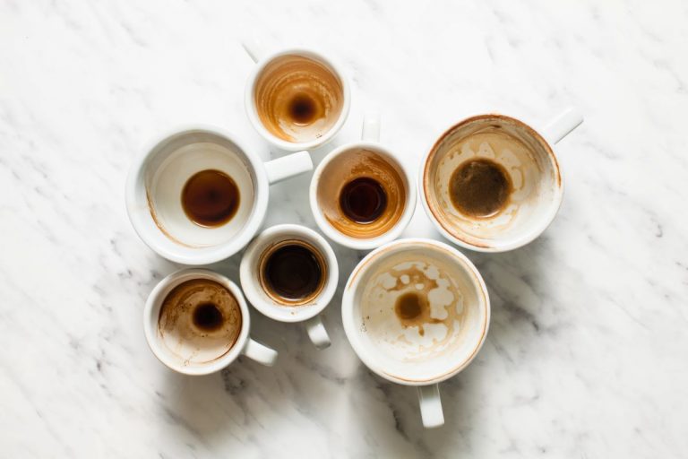 6 jednoduchých spôsobov, ako zo šálok vyčistiť usadeniny od kávy a čaju. Škvrny zmiznú za pár minút!