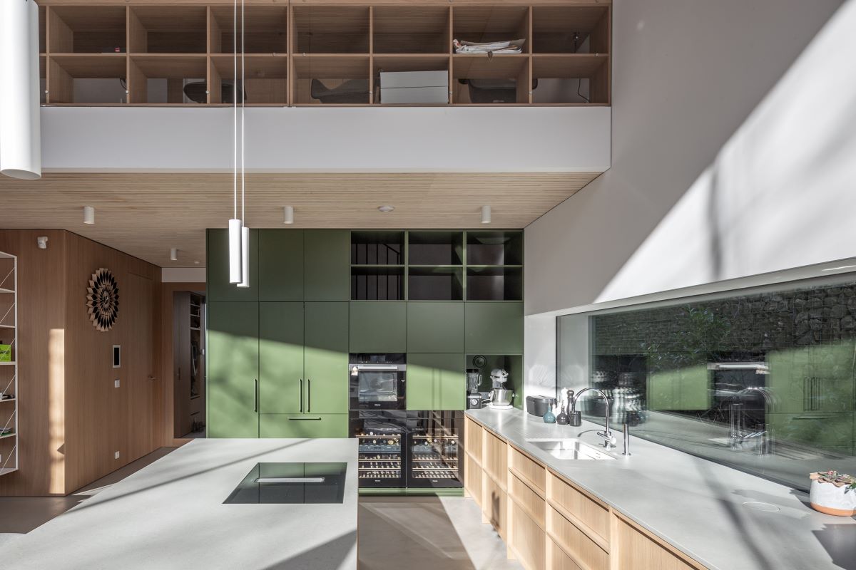 Moderná kuchyňa s vysokými skrinkami a veľkým pracovným priestorom.