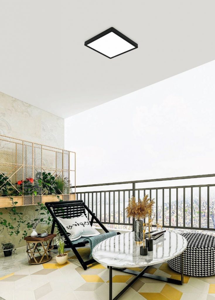 Moderné stropné svietidlo na balkóne s výhľadom na mesto.
