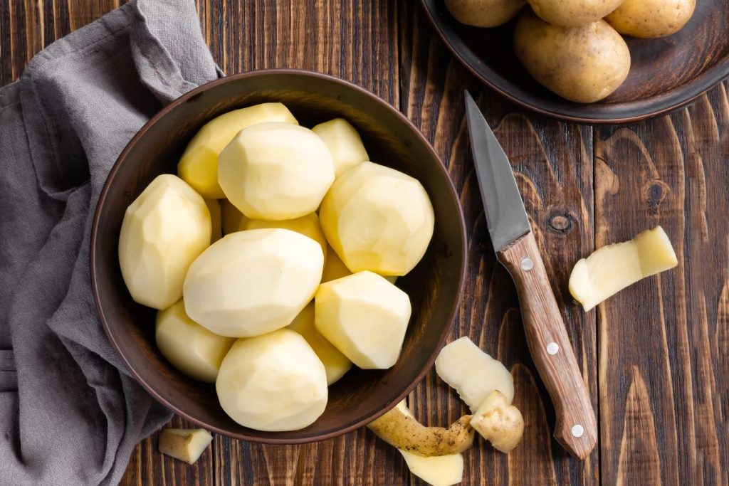 Ostrúhané zemiaky v miske pri noži.