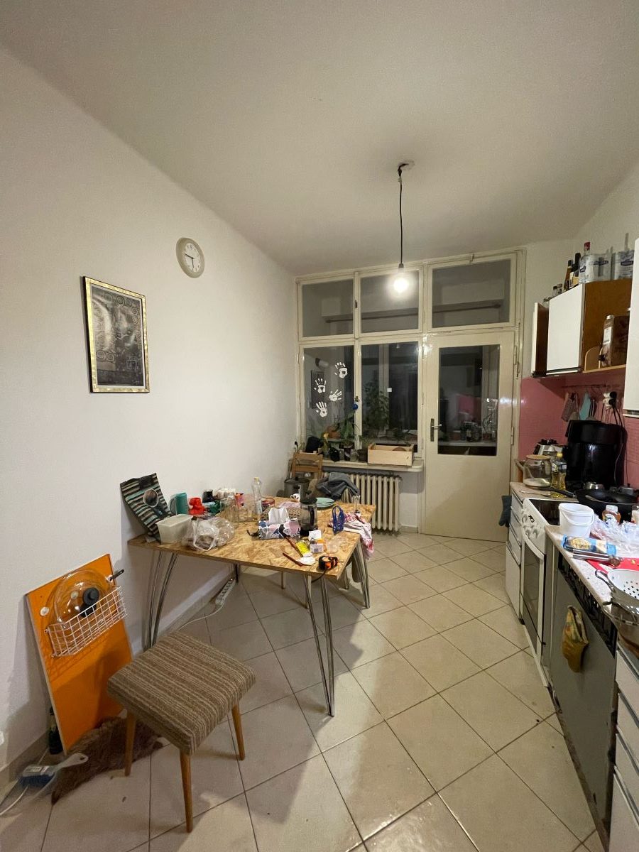 Stôl, ktorý bol súčasťou starej kuchyne, našiel svoje miesto aj v tej novej.