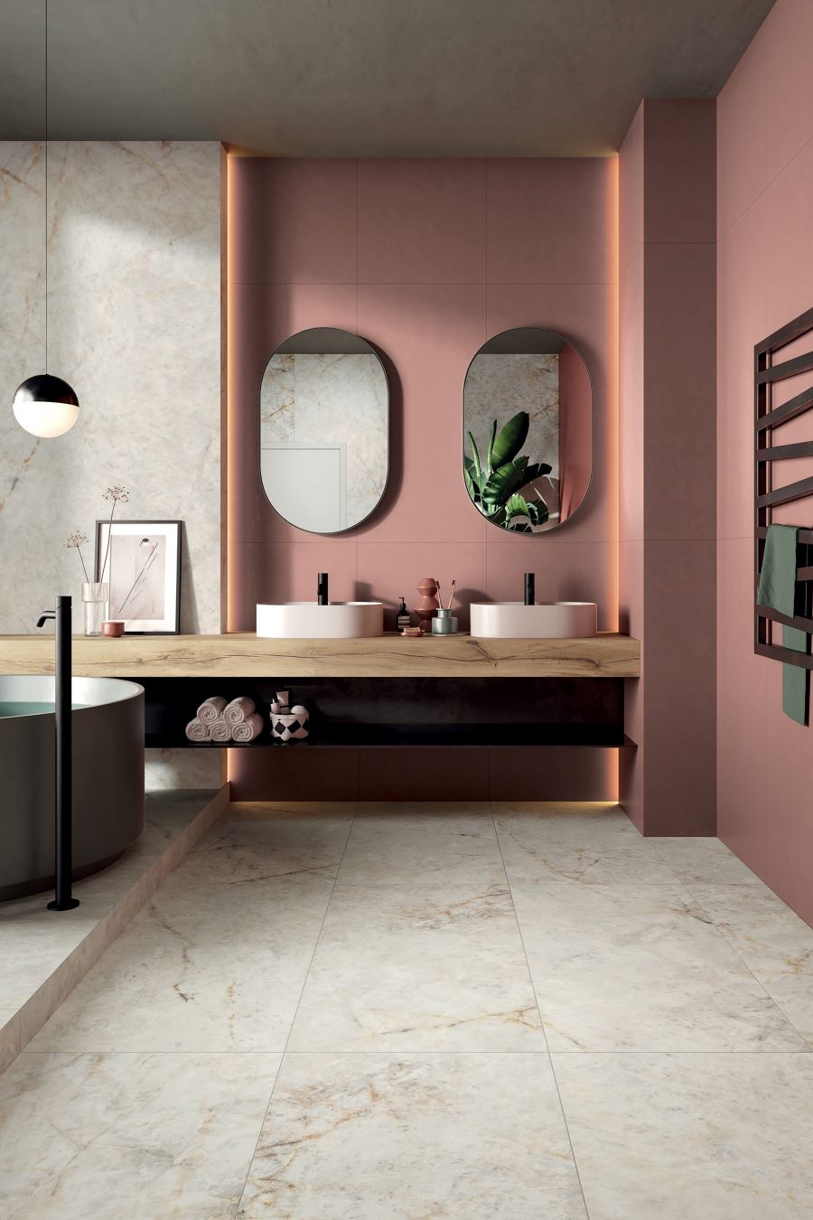 Štýlová kúpeľňa s drevenou doskou s dvoma umývadlami, vaňou a ružovými stenami.