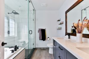 Moderná kúpeľňa s dvoma umývadlami , vaňou a veľkým sprchovacím kútom.