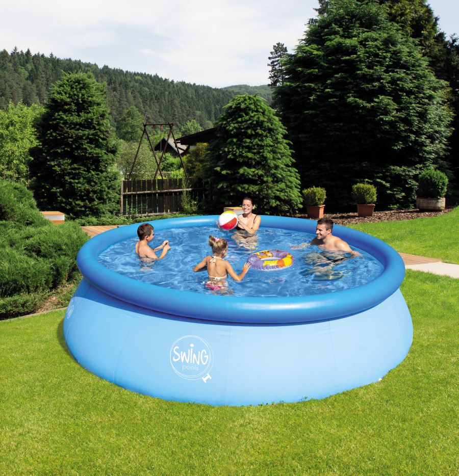 Rodina sa zabáva v nafukovacom bazéne na záhrade.