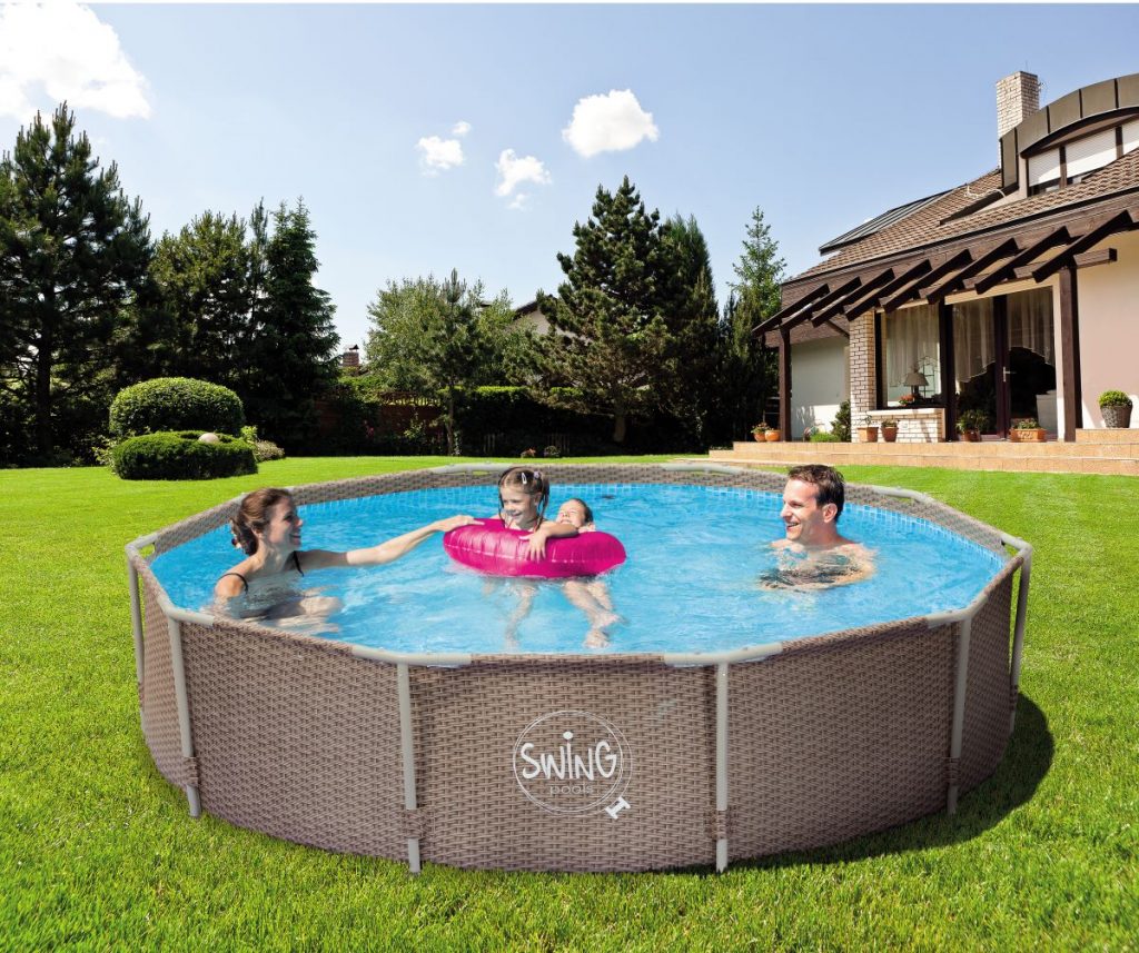 Rodina relaxuje v záhradnom bazéne s oceľovou konštrukciou.
