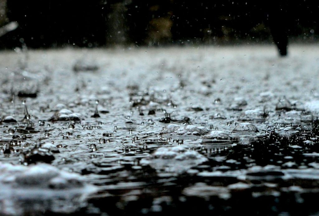 Detail na kvapky dažďa na povrchu.
