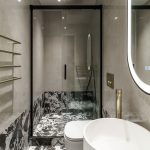 Luxusná kúpeľňa s moderným dizajnom, sprchovacím kútom a mramorovými detailmi.