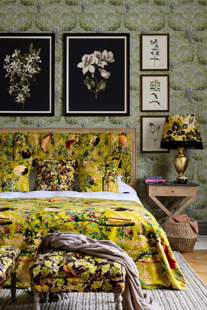 Farebná spálňa s výraznými kvetinovými vzormi a dekoráciami.