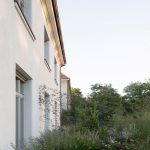 Exteriér historickej vily na pražských Vinohradoch s drevenou terasou a upravenou záhradou