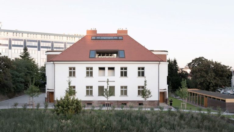 Pohľad na celú fasádu historickej vily na pražských Vinohradoch po rekonštrukcii
