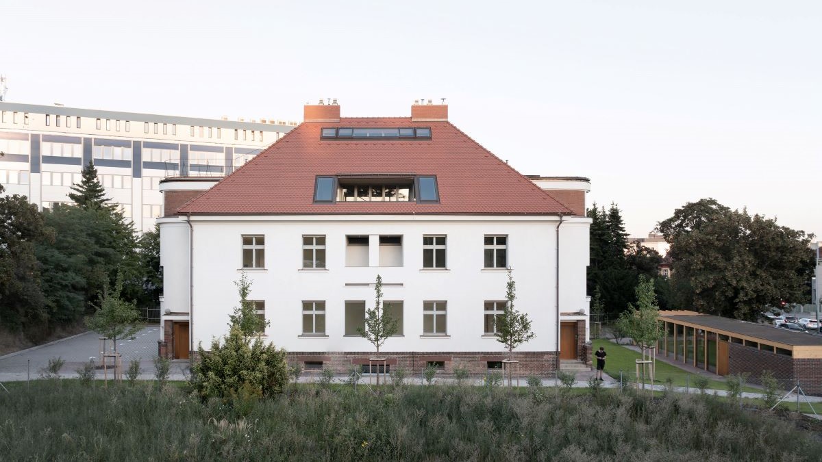 Vily na pražských Vinohradoch kedysi slúžili ubytovávali zamestnancov Štátneho zdravotného ústavu. Jedna z nich prešla výraznou rekonštrukciou.