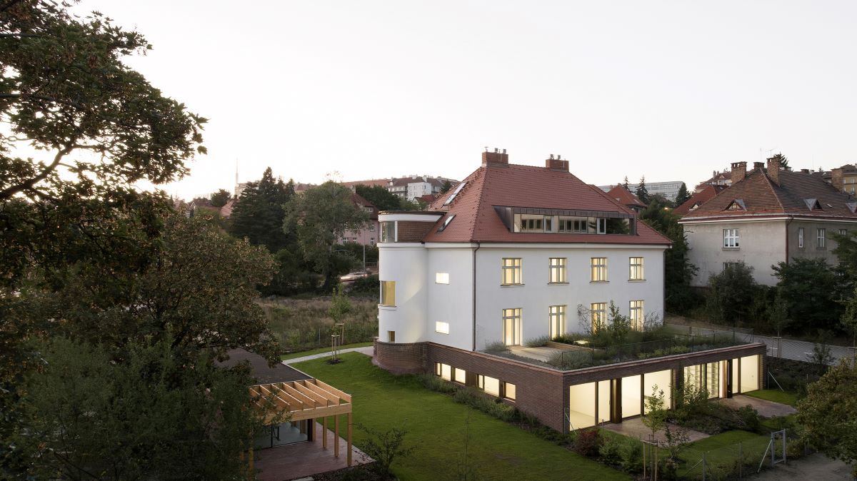 Táto vila mala šťastie na majiteľa, ktorý sa odhodlal pustiť sa do jej rekonštrukcie. Mnohé ďalšie vily zostávajú stále v pôvodnom stave,
