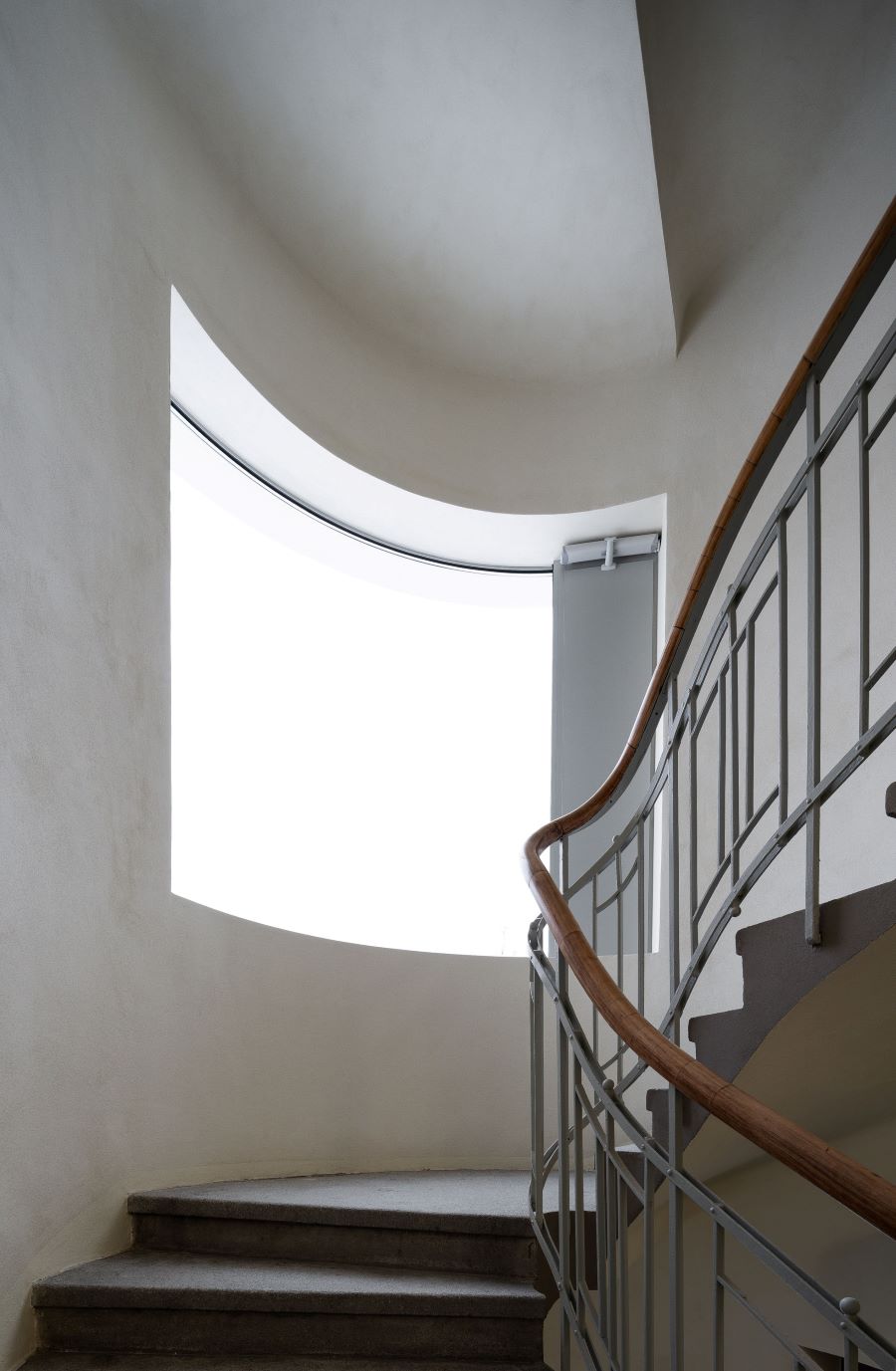 Moderné bezrámové zasklenie dopĺňa minimalistický štýl, v ktorom sú ladené byty i celá vila.