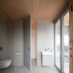Moderná kúpeľňa v historickej vile na pražských Vinohradoch s presklenými dverami na terasu a minimalistickým dizajnom.