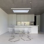Moderná kuchyňa s minimalistickým dizajnom a vstavanými policami.