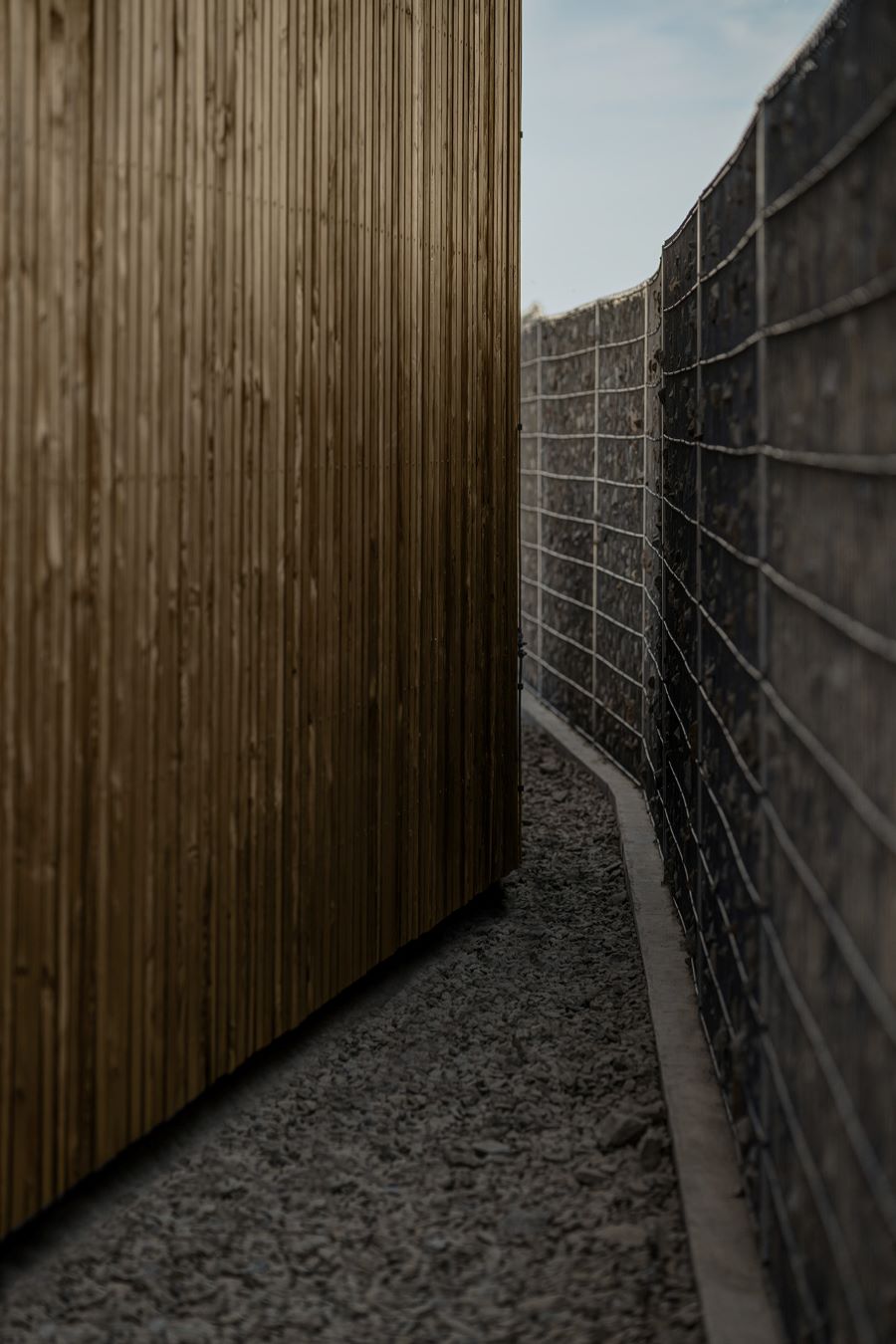 Malý pozemok využili architekti na maximum, v okolí domu sa zvýšilo len minimum miesta.