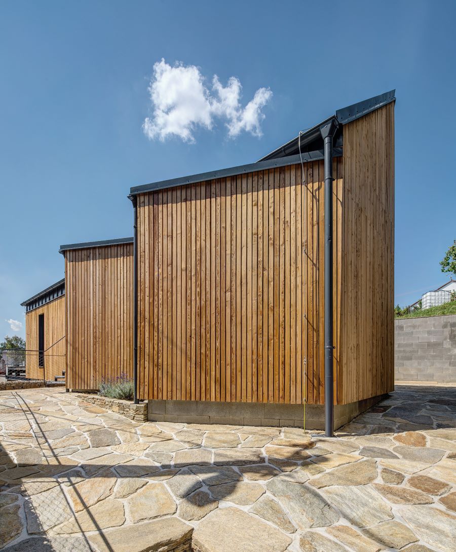 Pozemok, ktorý architekti dostali k dispozícii, bol svahovitý, malý, kónicky sa zužoval a navyše sa nachádzal v hustej zástavbe.