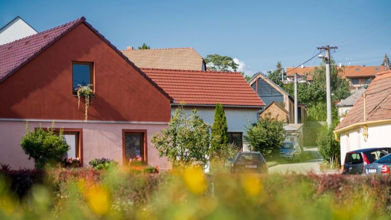 Novostavba obklopená vidieckymi domami rebeluje voči susedom. Architekti vybočili z tradície, aby dali majiteľom perfektný domov
