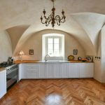 Štýlová kuchyňa s drevenou pracovnou doskou a historickm dizajnom v zrekonštruovanej fare v Chudeniciach.