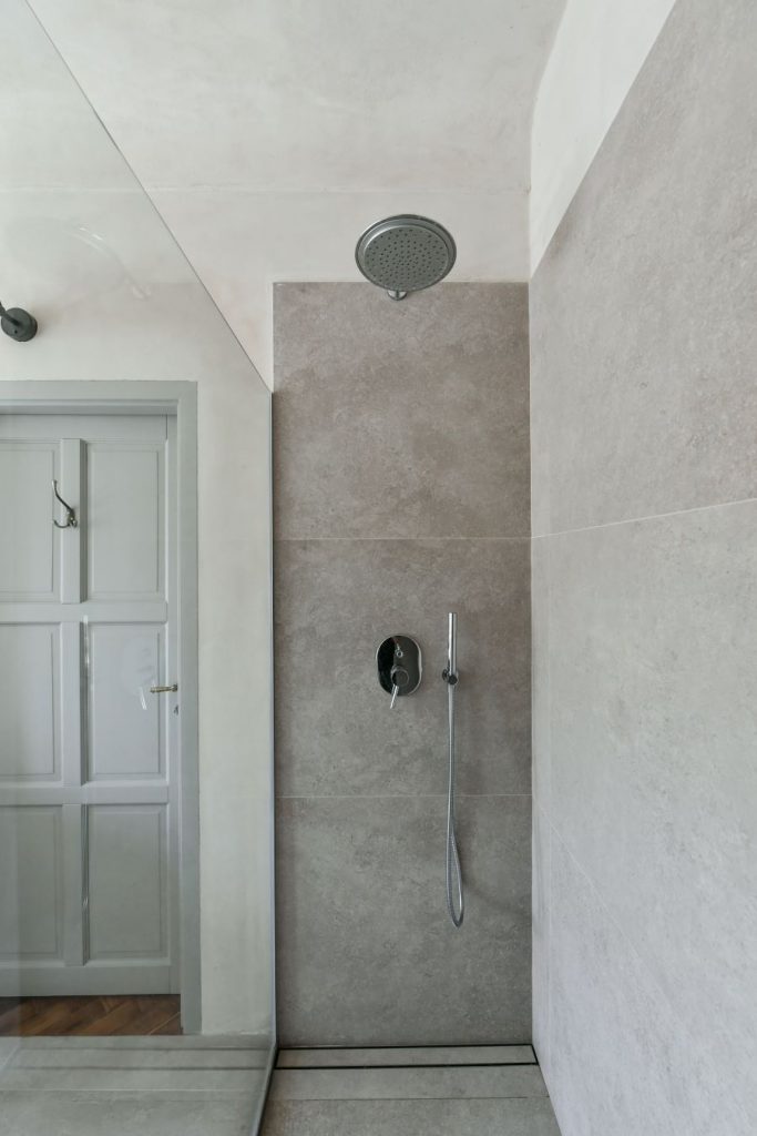 Sprchovací kút v minimalistickom dizajne v kúpeľni na fare v Chudeniciach.