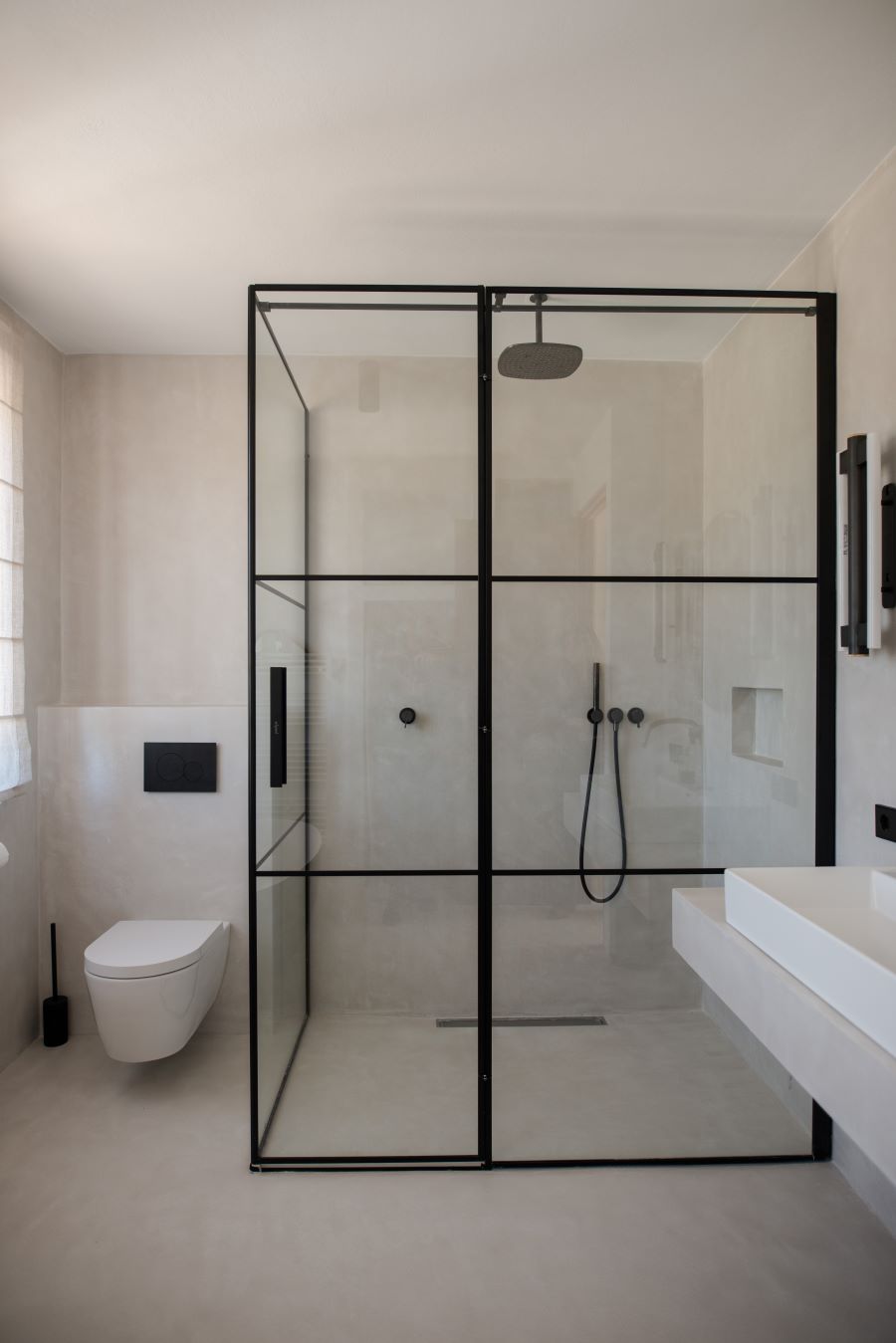 Kúpeľňa je zariadená modernými minimalistickými prvkami. modernom 