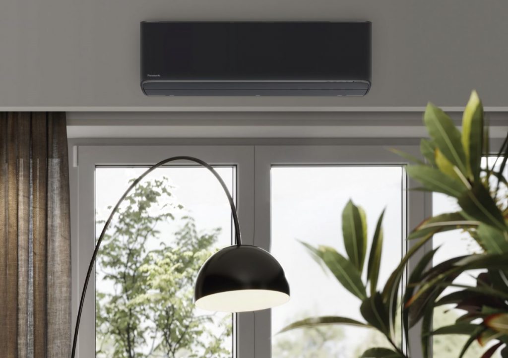 Klimatizácia Panasonic Etherea v interéri nad oknom.