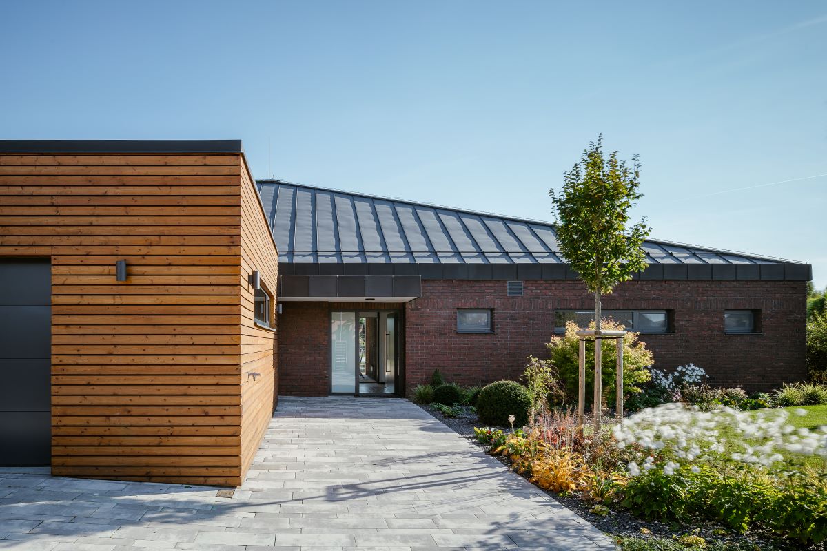 Architekti už pre rodinu jeden rodinný dom navrhovali. So spoluprácou boli klienti očividne spokojní, pretože si ten istý ateliér vybrali už po druhý raz.