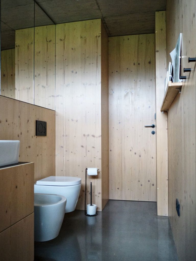 Nadčasová toaleta s umývadlom, zrkadlom a dreveným obložením na steadch.