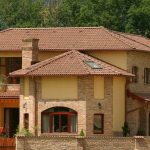 Starší rodinný dom s tehlovou aj omietnutou fasádou a strechou s krtýtinou Coppo antická červená CS.