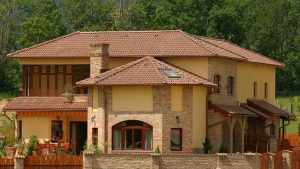 Starší rodinný dom s tehlovou aj omietnutou fasádou a strechou s krtýtinou Coppo antická červená CS.