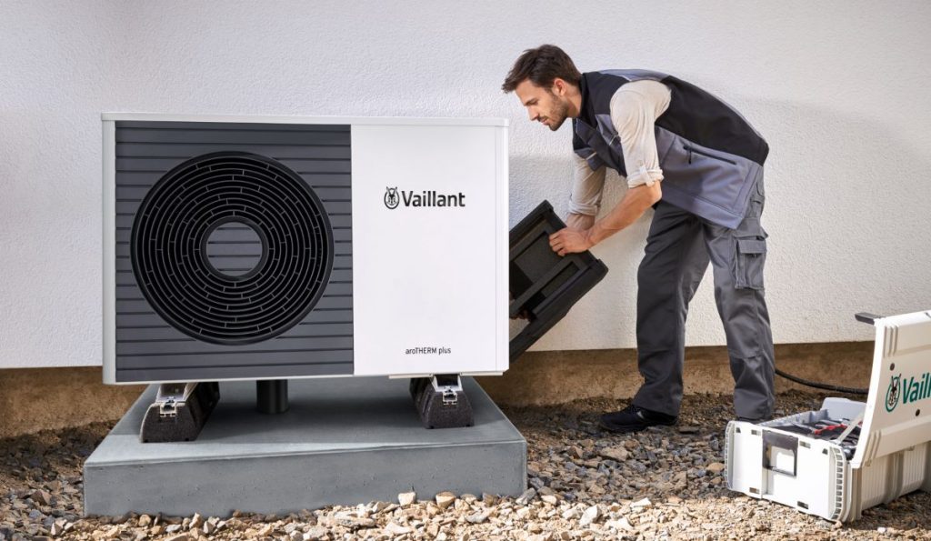 Servisný technik kontroluje tepelné čerpadlo pd značky Vaillant.