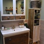Kúpeľňa s rustikálnym umývadlom, drevenými prvkami a úložným priestorom.