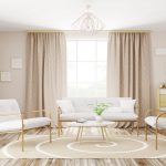 Elegantne zariadená obývačka v múdrových farbách s mosadznými detailmi a púdrovoružovým závesom.