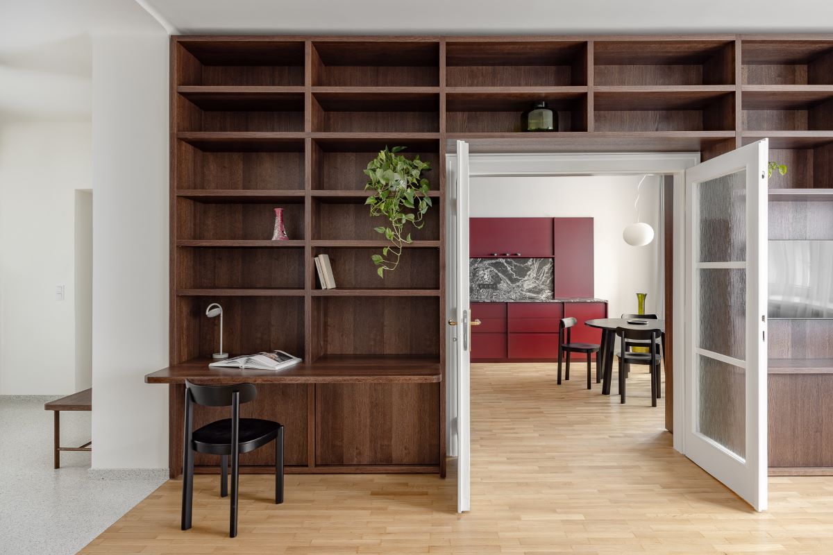 V byte býva starší manželský pár. Od pozvania architektov si sľuboval nájsť také dispozičné riešenie, ktoré by zodpovedalo životnému štýlu a postaveniu v ich veku