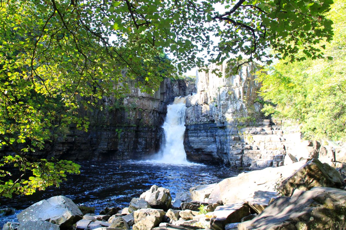 V blízkosti kaplnky sa nachádza i slávny vodopád High Force.