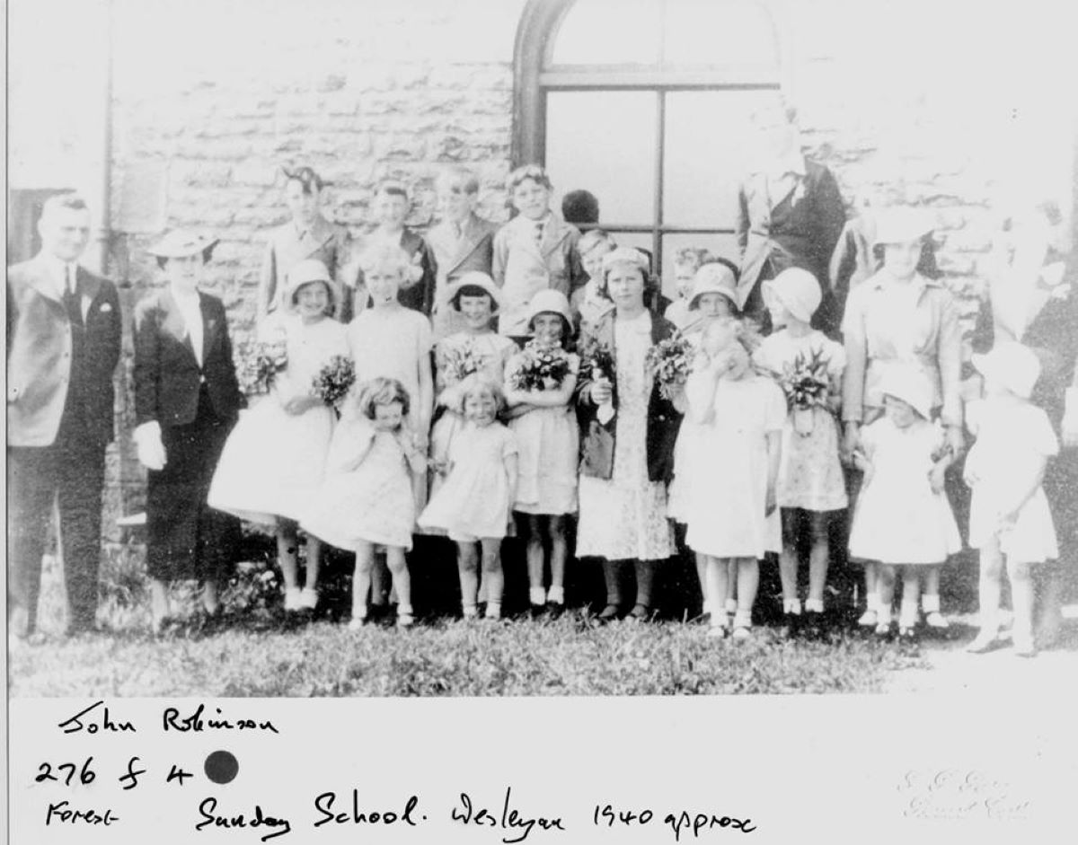 Fotografia z roku 1940, keď v kaplnke mávali deti nedeľnú školu.  