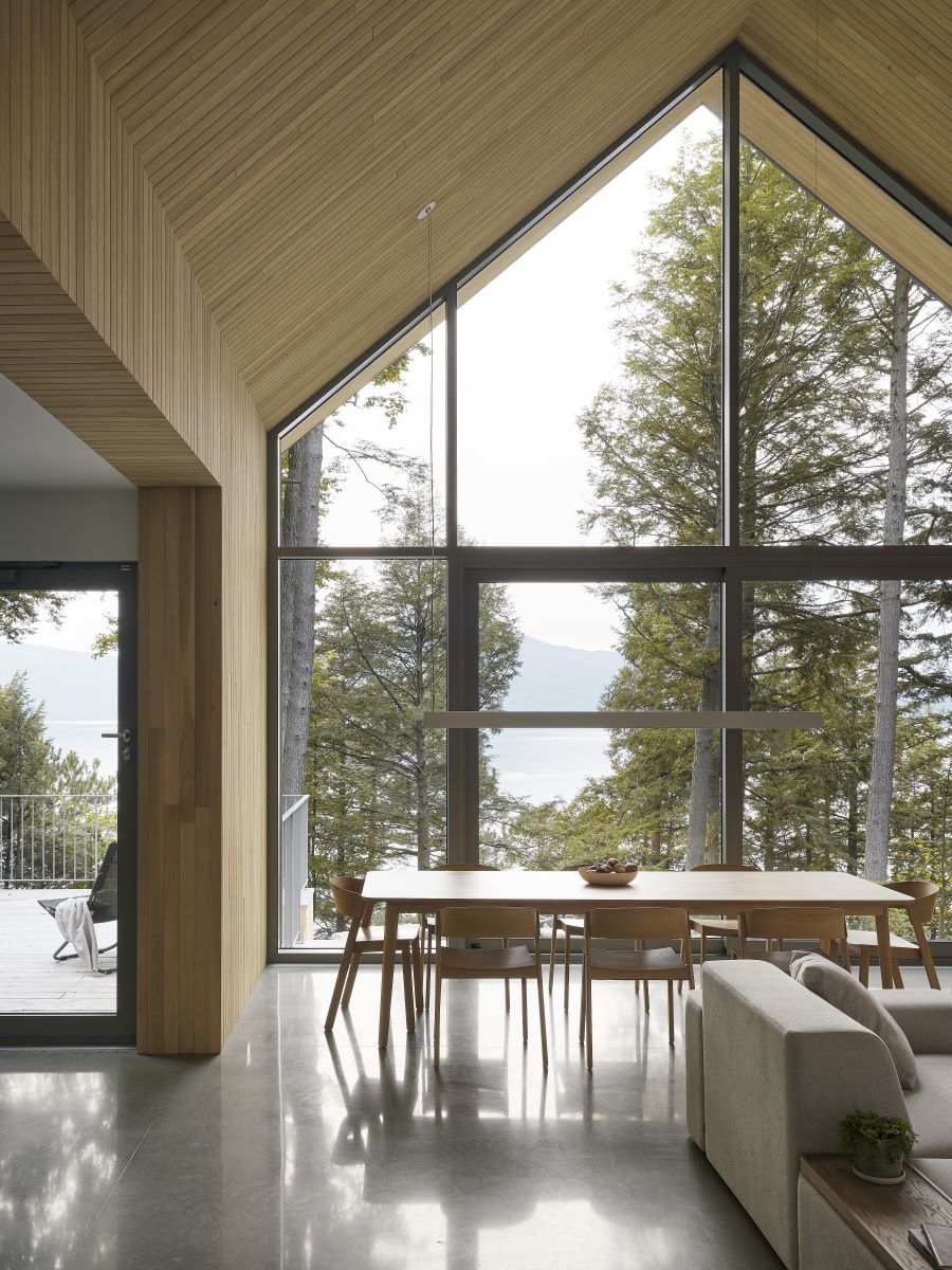 Keď majitelia architektom prezentovali predstavu mať presklený štít domu s trojuholníkovými oknami, tvorcovia návrhu si neboli istí, či je to dobrý nápad. Nakoniec však zvolili postup, ktorý túto realizáciu umožňoval.
