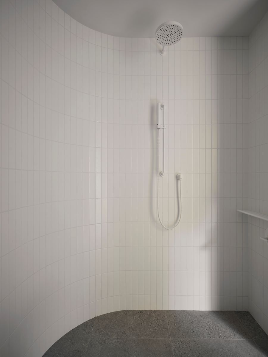 V dome sa nachádza viacero kúpeľní, niektoré so sprchovacím kútom, iné s vaňou.
