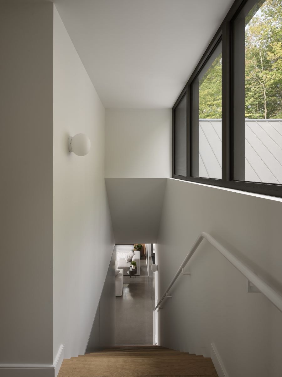 Na horné poschodie vedie útle schodisko v minimalistickom dizajne.