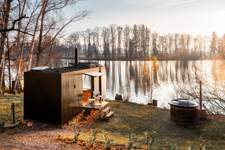 Prišli na lacné riešenie, ako sa v prírode dá užiť skvelý relax. Malý domček na kraji lesa vám poskytne dokonalý únik od zhonu