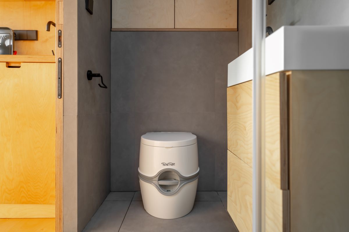 Súčasťou kúpeľne v kontajnerovom domčeku je aj chemické WC.