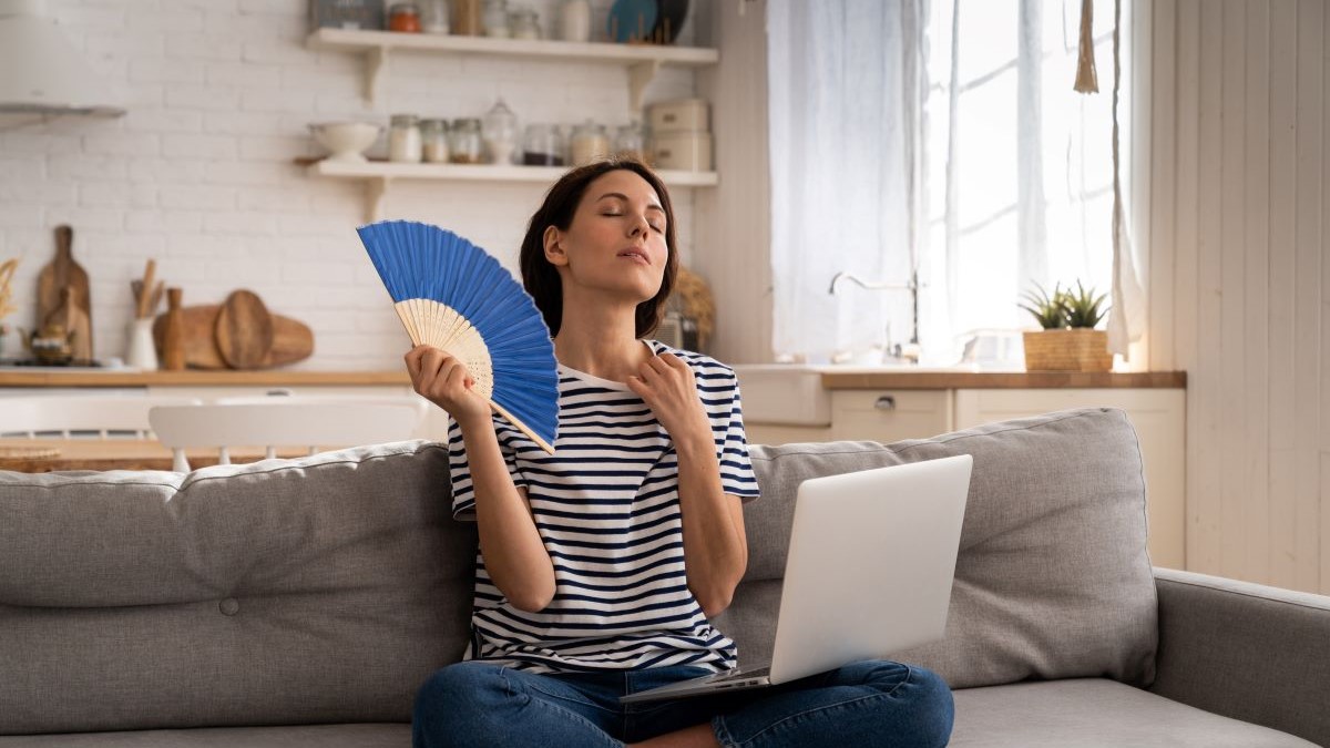 7 účinných rád, ako prežiť horúčavy aj bez klimatizácie. Skúsili ste takto vylepšiť účinok ventilátora? | Môjdom.sk