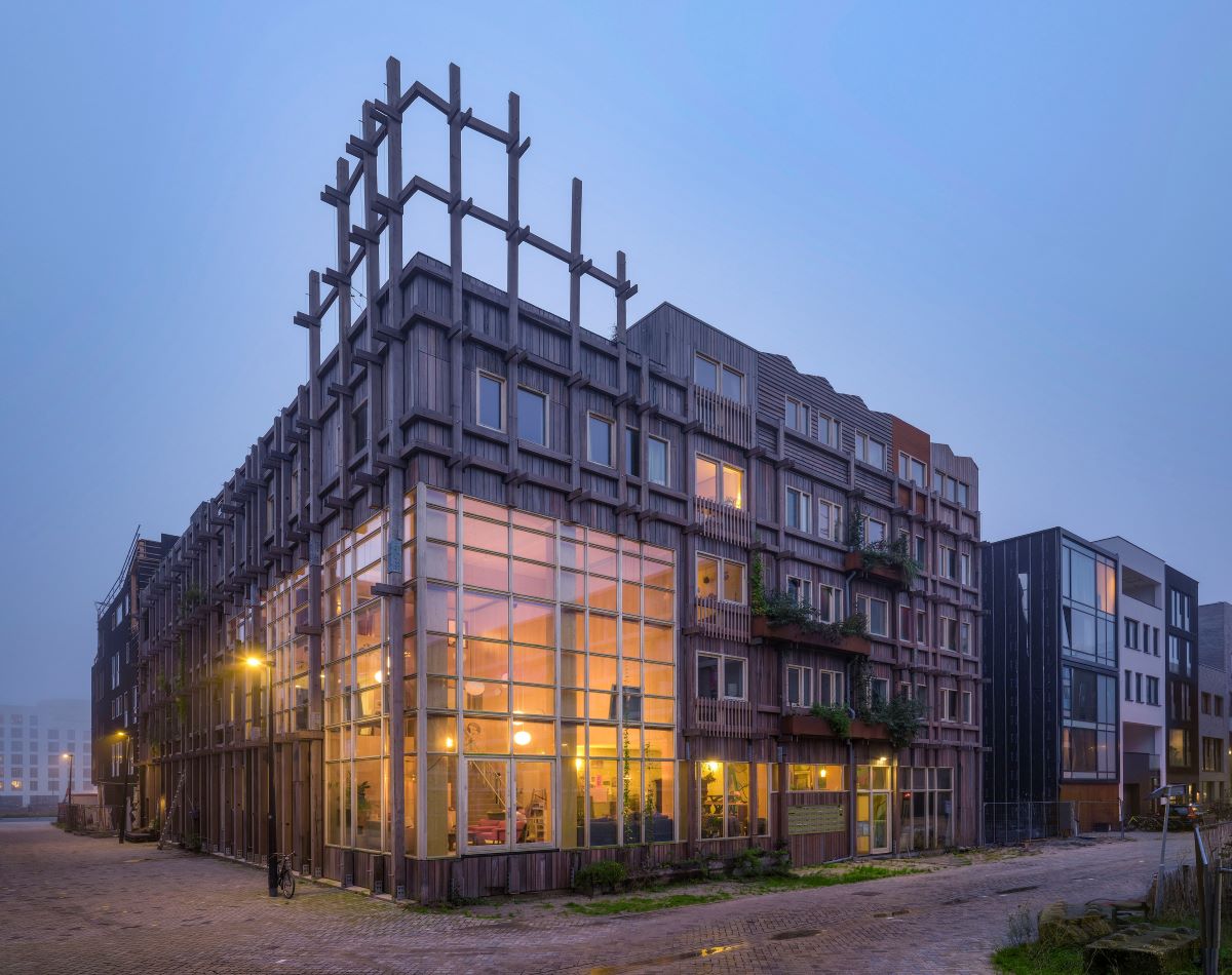 Budova sa nachádza na umelo vytvorenom ostrove Centrumeiland  v Amsterdame.