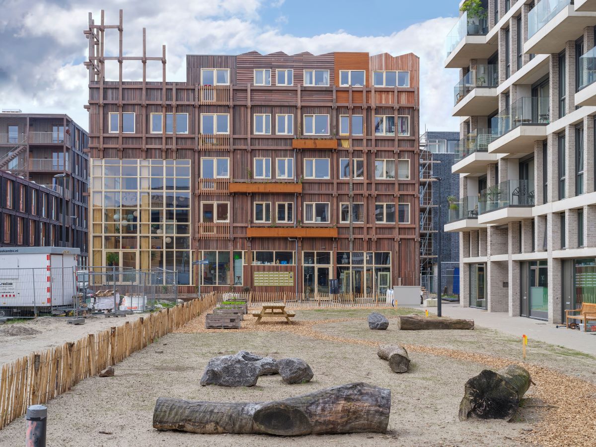 Celá štvrť IJburg kde stojí aj táto budova, funguje na princípoch trvalej udržateľnosti a ekologickosti,