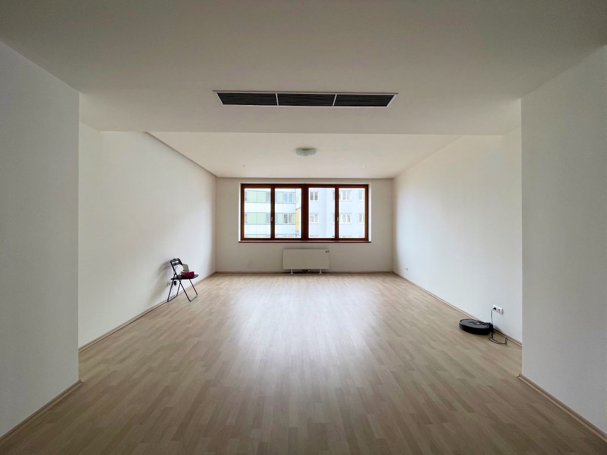 Predchádzajúca rekonštrukcia bytu nesplnila očakávanú kvalitu. Byt podľa slov architekta pôsobil zastarano, aj keď sa v ňom nebývalo.