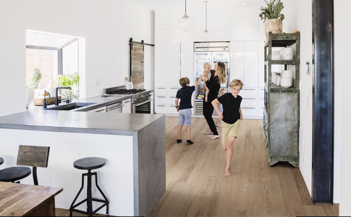 Podlahy Creation SOLID CLIC vynikajú najlepšou možnou rovnováhou medzi stabilitou a komfortom pri chôdzi